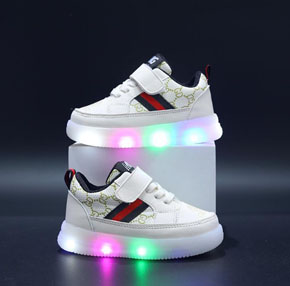 Giày thể thao trắng sọc G.U chớp đèn sáng cho bé trai nhỏ. size 22-30 tuong ứng 1-7 tuổi. size chuẩn </br>
Chất liêu da simili mờ  thông hơi cao cấp, tạo độ linh hoạt bền bỉ, dế chớp đèn, </Br>
 Họa tiết 3 sọc, G,D   kiểu dáng thể thao, , vừa thời trang vừa kết hợp thể thao,  du lịch, dã ngoại  </br>
Giày thích hop cho bé trai , kết hợp cùng quần jean, kaki đều sành điệu </br>
bảng size tham khảo, form giày chuẩn, nếu chan có bề ngang trừ hao thêm 1 size, thông số lòng chân đo bang thuoc dây từ gót chân dến ngón dài nhất </br>
22 </br>
23 </br>
24 </br>
25 giay 19 chan 16cm </br>
26: giày 20cm lòng chân 17cm </Br>
27: giày 20.5cm lòng chân 17,5cm </Br>
28: giày 21cm lòng chân 18cm </Br>
29: giày 21.5cm lòng chân 18,5cm </Br>
30: giày 22cm lòng chan 19cm </bR>
gia 230-250
