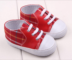 Giày tập đi thể thao burberry. size 12,13 bé từ 6-12 tháng, giày vải mềm, nhẹ, sọc burberry phong cách 
