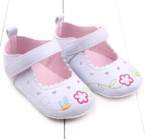 Giày tập đi trắng thêu hoa mùa xuân cho bé tập đi. size 12,13 bé từ 6-12 tháng, chất liệu giày vải mềm, thêu hoa xinh xắn , đáng yêu cho bé gái tập đi