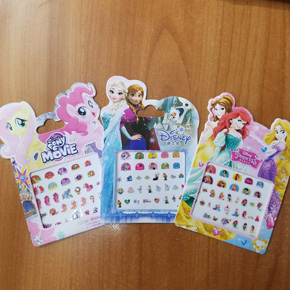 Hình dán móng tay ( nail) elsa, pony, công chúa bé gái. kích cỡ 6*6cm,  dán móng tay,i cho bé gái. </Br>
Giá 1 cái 10k, combo 5 cái 40k
Cách sử dụng: </Br>
 1) Cắt  rời hình muốn dán tương ứng;</Br>
 2) Bóc lớp màng trong suốt trên bề mặt và dán hoa văn lên da; </Br>
 3) Thoa nước vào mặt sau của nhãn dán và gỡ bỏ sau khoảng 20 giây </Br>
Phương pháp loại bỏ: Thông thường nên sử dụng cồn và nước tẩy trang. Bạn cũng có thể sử dụng dầu gió để loại bỏ hình. Thoa dầu lên mẫu. Sau một thời gian, hãy lau sạch bằng khăn giấy