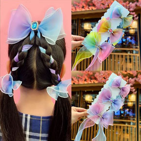 Bộ 3 kẹp tóc ruy băng nơ cho con gái thắt bím làm đẹp. cùng làm đẹp cho con gái với set 3 kẹp tóc nơ ruy băng điệu đà </Br>
Set gồm 3 kẹp: 1 kẹp ruy băng dài, 2 kẹp nơ </Br>
Mẹ dễ dàng tết tóc, tạo kiểu tóc bím 2 bên cho con gái </Br>
hàng handmade em có 2 tông màu như hình ạ, tông nhiều màu và tông hồng xanh, màu nào cũng đẹp và dễ phối cùng trang phục