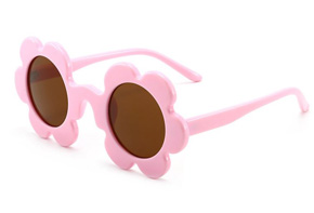 Mắt kính mát chống tia UV hoa hồng dễ thương cho bé gái. * freesize bé 1-5 tuổi ( xem kích cỡ kính trên hình đính kèm) </Br>
* chất liệu: nhựa silicon mềm , tròng màu trà </Br>
* Công dụng: chống nắng, chống tia UV, chống bụi </Br>
* Thích hợp đi chơi, đi biển, kiểu dáng hoa mặt trời màu hồng ngọt ngào cho bé những khung hình đẹp nhất

