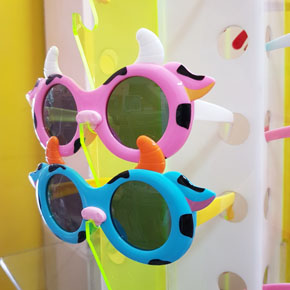Mắt kính mát gọng dẻo chống chói hình chú bò ngộ nghĩnh cho bé trai và gái. * freesize bé 1-6 tuổi ( xem kích cỡ kính trên hình đính kèm) </Br>
* chất liệu: nhựa silicon mềm , tròng màu trà, gọng dẻo có thể bẻ cong, bền bỉ, không sợ gãy </Br>
* Công dụng: chống nắng, chống tia UV, chống bụi </Br>
* kiểu dáng chú bò sữa ngộ nghĩnh, đáng yêu, Thích hợp đi chơi, đi biển,  cho bé tha hồ tạo dáng bãi biển,  cho bé những khung hình đẹp nhất
