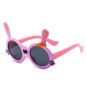 Mắt kính mát gọng dẻo thỏ tím hồng chống tia UV cho bé gái. * freesize bé 2-9 tuổi  </Br>
* chất liệu: nhựa silicon mềm , tròng màu trà, gọng dẻo có thể bẻ cong, bền bỉ, không sợ gãy </Br>
* Công dụng: chống nắng, chống tia UV, chống bụi </Br>
* Thích hợp đi chơi, đi biển, kiểu dáng thỏ hồng cà rối dễ thương cho bé tha hồ tạo dáng bãi biển,  cho bé những khung hình đẹp nhất
