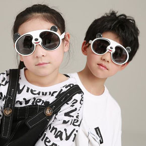 Mắt kính gọng dẻo gấu panda siêu ngầu cho bé trai bé gái. * freesize bé 6-12 tuổi  , form lớn </Br>
* chất liệu: nhựa silicon mềm , tròng màu trà, gọng dẻo có thể bẻ cong, bền bỉ, không sợ gãy </Br>
* Công dụng: chống nắng, chống tia UV, chống bụi </Br>
* Thích hợp đi chơi, đi biển, kiểu dáng gấu panda siêu ngầu cho cả bé trai và gái, cho bé tha hồ tạo dáng bãi biển,  cho bé những khung hình đẹp nhất
