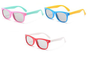 Mắt kính gọng dẻo tròng trà đổi màu khi đi nắng chống UV cho bé. * freesize bé 2-9 tuổi  </Br>
* chất liệu: nhựa silicon mềm , tròng màu trà, chuyển màu thành màu nâu khi gặp nắng hoặc ánh sáng, gọng dẻo có thể bẻ cong, bền bỉ, không sợ gãy </Br>
* Công dụng: chống nắng, chống chói,chống tia UV, chống bụi </Br>
* Thích hợp đi chơi, đi biển, 3 màu hồng xanh đỏ ccho bé trai và gái ,bé tha hồ tạo dáng bãi biển,  cho bé những khung hình đẹp nhất
