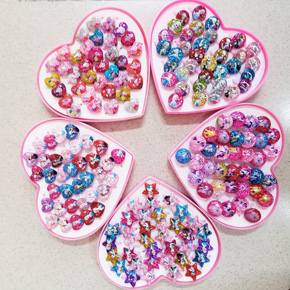 Nhẫn đeo tay hoạt hình elsa, pony,peppa, công chúa. freesize bé 2-6t, nhiều hình và họa tiết dễ thương cho bé gái.</Br>
Giá lẻ  1 cái 10k </Br>, 
Giá combo 3 cái 25k</Br>
Giá combo 10 cái không chọn hình và màu ngẫu nhiên 60k </Br>