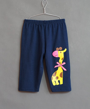 Quần legging bé gái in hưu cao cổ  . size 1,2,3,4,5,6,7,8,9,10 bé 9-25kg, thun cotton 4 chiều, in nổi hươu cao cổ. Áp dụng khuyến mãi mua 3 quần tặng 1 quần cùng loại, màu và size bất kỳ 

