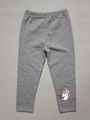 Quần legging dài bé gái thêu ngựa pony unicorn bé gái. size 1-10t, bé 8-25kg, chất thun cotton 100%, co dãn 4 chiều, form quần dài, hình in hoa lá  xinh xắn cho bé gái, bé mặc kết hợp áo rất xinh Việt Nam </Br>
size 1-5t, bé 8-15kg, giá 45k </Br>
size 6-8tt, bé 16-20kg giá 50k </Br>
size 9,10 bé 21-25kg. giá 55k
