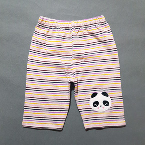 Quần legging lửng bé gái sọc thêu gấu panda. size 1-10t, bé 8-25kg, vải thun cotton 4 chiều mềm mại, co dãn tốt, họa tiết sọc nhiều màu thêu gấu panda dễ thương, form quần lửng qua gối, bé mặc kết hợp áo rất dễ thương, Việt Nam </Br>
size 1-5t, bé 8-15kg gia 45k </Br>
size 6-10t, bé 16-25kg giá 50k