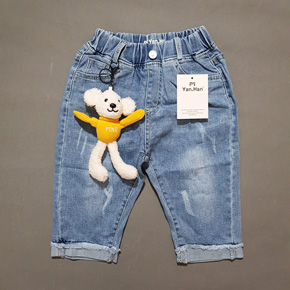 Quẩn lửng jean cotton co dãn mềm mại kiểu lật lai gấu xinh bé gái 25-40kg. size 11-15t, tương ứng bé  27-40kg, chất liệu jean cotton mềm mại, co dãn tốt, lưng thun, wast xước nhẹ, lật lai, kèm phụ kiện gấu xinh cho bé gái, quần hiệu Yanhan Việt nam