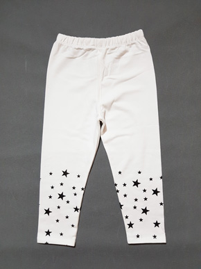 quần legging dài màu trắng in sao bé gái. size 1-10t, bé 8-25kg, chất thun cotton 100%, co dãn 4 chiều, form quần dài, màu trắng  hình in  ngôi sao xinh xắn cho bé gái, bé mặc kết hợp áo rất xinh Việt Nam </Br>
size 1-5t, bé 8-15kg, giá 45k </Br>
size 6-8tt, bé 16-20kg giá 50k </Br>
size 9,10 bé 21-25kg. giá 55k
