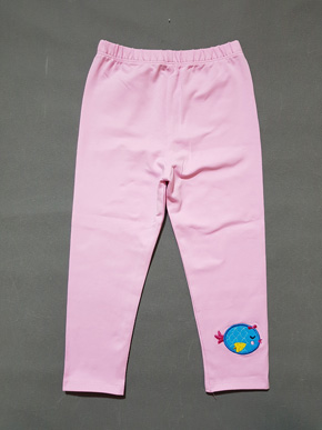 Quần legging dài bé gái màu hồng thêu cá mát mẻ và ngọt ngào. size 1-10t, bé 8-25kg, chất thun cotton 100%, co dãn 4 chiều, form quần dài, màu hồng thêu cá dễ thương cho bé gái, bé mặc kết hợp áo rất xinh Việt Nam </Br>
size 1-5t, bé 8-15kg, giá 45k </Br>
size 6-8tt, bé 16-20kg giá 50k </Br>
size 9,10 bé 21-25kg. giá 55k
