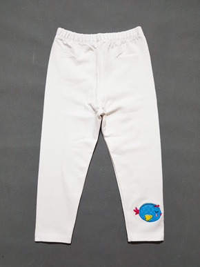 Quần legging dài bé gái màu trắng thêu cá mát mẻ và ngọt ngào. size 1-10t, bé 8-25kg, chất thun cotton 100%, co dãn 4 chiều, form quần dài, màu hồng thêu ngựa dễ thương cho bé gái, bé mặc kết hợp áo rất xinh Việt Nam </Br>
size 1-4t, bé 8-15kg, giá 45k </Br>
size 5-7t, bé 16-20kg giá 50k </Br>
size 8-9,10 bé 21-25kg. giá 55k </Br>
size 10: 23-26kg, gia 60k
