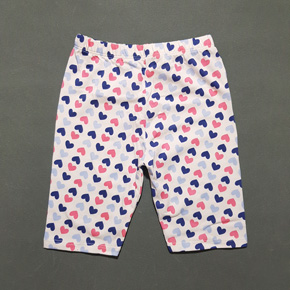 Quần legging lửng bé gái in hoa tiết trái tim dễ thương. size 1-10t, bé 8-25kg, vải thun cotton 4 chiều mềm mại, co dãn tốt, họa tiết  in trái tim  nhiều màu  dễ thương, form quần lửng qua gối, bé mặc kết hợp áo rất dễ thương, Việt Nam </Br>
size 2-5t, bé 8-15kg gia 45k </Br>
size 6-10t, bé 16-25kg giá 50k