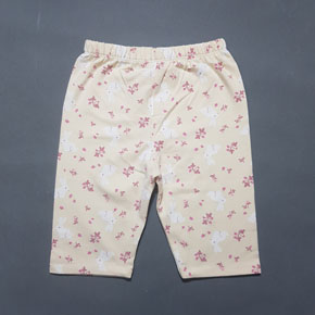 Quần legging lửng bé gái in họa tiết thỏ và hoa dễ thương. size 1-16t, bé 9-42kg </Br>
Thun cotton 4 chiều mềm mại, co dãn tốt</Br>
Họa tiết màu kem thỏ và hoa màu dể thương,  dễ phối áo </Br>
From quần lửng dễ mặc, thoải mái vận động </Br>
size 1-5t, bé 8-15kg: giá 45k </Br>
size 6-9t, bé 16-22kg, giá 50k </Br>
size 10,11 bé 23-26kg, giá 55.,60k </Br>
size 12-16  bé 27-43kg, giá 65k
