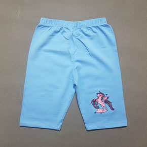 Quần legging lửng bé gái thêu ngựa cầu vồng bé gái. size 1-10t, bé 9-25kg </Br>
Thun cotton 4 chiều mềm mại, co dãn tốt</Br>
Họa tiết màu xanh thêu ngựa màu dể thương,  dễ phối áo </Br>
From quần lửng dễ mặc, thoải mái vận động </Br>
size 1-5t, bé 8-15kg: giá 45k </Br>
size 6-9t, bé 16-22kg, giá 50k </Br>
size 10,11 bé 23-26kg, giá 55.,60k </Br>
