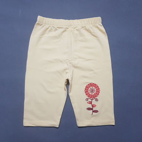 Quần legging lửng bé gái thêu hoa dễ thương. size 1-10t, bé 9-25kg </Br>
Thun cotton 4 chiều mềm mại, co dãn tốt</Br>
Họa tiết màu vàng kem thêu hoa dể thương,  dễ phối áo </Br>
From quần lửng dễ mặc, thoải mái vận động </Br>
size 1-5t, bé 8-15kg: giá 45k </Br>
size 6-9t, bé 16-22kg, giá 50k </Br>
size 10,11 bé 23-26kg, giá 55.,60k </Br>
