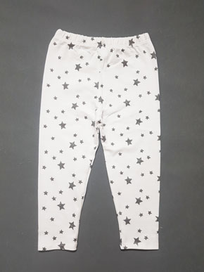 Quần legging dài bé gái màu trắng ngôi sao lấp lánh. size 1-10t, bé 8-25kg, chất thun cotton 100%, co dãn 4 chiều, form quần dài, màu trắng ngôi sao lấp lánh dễ thương cho bé gái, bé mặc kết hợp áo rất xinh Việt Nam </Br>
size 1-3t, bé 8-13kg, giá 45k </Br>
size 4-6t, bé 14-18kg giá 50k </Br>
size 7.8-9,10 bé 19-25kg. giá 55k </Br>
size 10: 23-26kg, gia 60k
