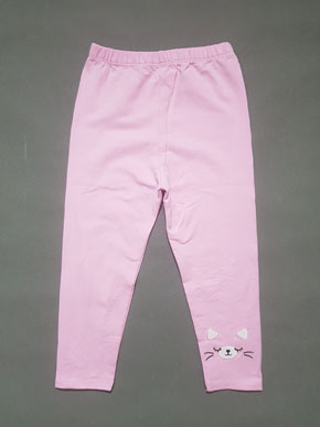 Quần legging dài bé gái thêu mèo xinh xắn và ấm áp. size 1-10t, bé 8-25kg, chất thun cotton 100%, co dãn 4 chiều, form quần dài, hình thêu thỏ xinh dễ thương  và ấm áp cho bé gái, bé mặc kết hợp áo rất xinh Việt Nam </Br>
size 1-3t, bé 8-13kg, giá 45k </Br>
size 4-6t, bé 14-18kg giá 50k </Br>
size 7.8-9 bé 19-25kg. giá 55k </Br>
size 10: 23-26kg, gia 60k
