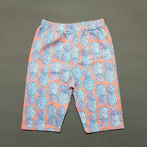 Quần legging lửng bé gái in trái thơm mùa hè. size 1-10t, bé 9-25kg </Br>
Thun cotton 4 chiều mềm mại, co dãn tốt</Br>
Họa tiết màu hồng on trái thơm dể thương,  dễ phối áo </Br>
From quần lửng dễ mặc, thoải mái vận động </Br>
size 1-5t, bé 8-15kg: giá 45k </Br>
size 6-9t, bé 16-22kg, giá 50k </Br>
size 10,11 bé 23-26kg, giá 55.k </Br>
