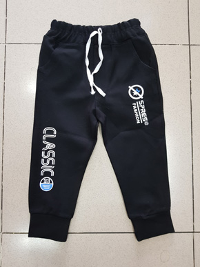 Quần thun umi thể thao in chữ classic bé trai nhỏ. size 1-8t, bé 9-20kg, vải thun umi thể thao, dày dặn, co dãn tốt, form quan đứng kiểu dáng thể thao cho bé trai, Việt Nam ( màu đen)