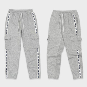 Quần thể thao jogger fom unisex túi hộp chạy chữ thể thao bé trai và gái. size 8-14t. bé 25-45kg </Br>
*Thun coton da cá loại 1, 100% cotton, co dãn tốt, mềm mại, đứng form quần</Br>
* Kiểu dáng thể thao, túi hộp, chạy viền chữ N.I.K.E </Br>
*  quần không dây rút, lưng thun, quần thích họp cho bé trai  và bé gái. từ 25-45kg </Br>
* giá từ 150-160k tùy size