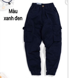 Quần kaki joggger túi hộp kiểu dáng thể thao cho bé trai và gái 25-45kg. size 9-14t, tương ứng 25-45kg </Br>
Chất vải kaki coton, co dãn, lưng thun, form quần jogger túi hộp </Br>
Kiểu dáng thể thao, thích hợp cho bé trai và gái, năng động khỏe khoắn </Br>
Sản xuất tại Việt Nam </Br>
Bảng size tham khảo: </Br>
size 9: 25-28kg  </Br>
size 10: 29-33kg </Br>
size 11; 33-36kg </Br>
size 12: 36-39kg </Br>
size 13: 39-42kg </Br>
size 14: 42-46kg </Br>
bảng size chuẩn mặc vừa thoải mái, quần bo theo chuẩn jogger, bé bụng bự hoac dài người có thể nâng thêm size </Br>
gia 180-190
