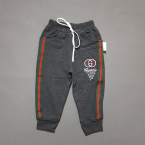 Quần thun thể thao phối sọc mềm mại và ấm áp cho bé trai. size 1-10t, tương ứng 10-25kg </Br>
* Chất liệu thun cotton mềm mại, co dãn mạnh, dày vừa phải, ấm áp cho bé </Br>
* From quần ống bo mềm, kiểu dáng thể thao phối sọc, dễ dàng kết hợp áo , bé mặc đi chơi, du lịch, chạy bộ, tập thể thao đều duoc</Br>
* hàng cty Việt Nam , hình chụp thật 100% </Br>
Bảng size tham khảo :</Br>
1: 8-10kg </Br>
2: 10-12kg </Br>
3: 12-13kg </Br>
4: 13-14kg </Br>
5: 14-15kg </Br>
6: 15-17kg </Br>
7: 17-18kg </Br>
8 18-20kg </Br>
9 20-23kg </Br>
10L 23-25kg</Br>
giá 80-95k tùy size