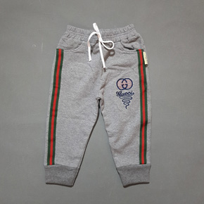 Quần thun thể thao phối sọc mềm mại và ấm áp cho bé trai. size 1-10t, tương ứng 10-25kg </Br>
* Chất liệu thun cotton mềm mại, co dãn mạnh, dày vừa phải, ấm áp cho bé </Br>
* From quần ống bo mềm, kiểu dáng thể thao phối sọc, dễ dàng kết hợp áo , bé mặc đi chơi, du lịch, chạy bộ, tập thể thao đều duoc</Br>
* hàng cty Việt Nam , hình chụp thật 100% </Br>
Bảng size tham khảo :</Br>
1: 8-10kg </Br>
2: 10-12kg </Br>
3: 12-13kg </Br>
4: 13-14kg </Br>
5: 14-15kg </Br>
6: 15-17kg </Br>
7: 17-18kg </Br>
8 18-20kg </Br>
9 20-23kg </Br>
10L 23-25kg</Br>
giá 80-95k tùy size