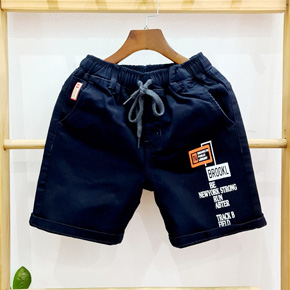 Quần lửng kaki màu xanh in chữ bé trai 23-43kg. size 8-18 tương ứng bé 23-43kg </Br>
Chất liệu kaki co giản, lưng thun, quần có túi in chữ cá tính, màu xanh dương dễ phối áo cho bé </Br>
bảng size tham khảo </Br>
8: 23-26kg </Br>
10 26-29kg </Br>
12: 29-32kg </Br>
14: 32-34kg </Br>
16: 34-38kg </Br>
18L 38-42kg