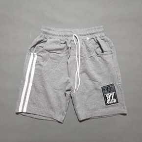 Quần lửng thun cotton da cá mềm mát 2 sọc thể thao bé trai. size 11-15 tương ứng bé 23-36kg, vải thun cotton da cá mềm mát, mỏng nhẹ, thích hợp xuân hè, lưng thun mềm mại cho con trai, mạc thoải mái dễ chịu, di học ỏ nhà di chơi đều duoc </Br>
Bảng size tham khảo </Br>
11: 22-25kg </Br>
12: 25-28kg </Br>
13: 25-28kg </Br>
14: 28-32kg </Br>
15: 32-36kg