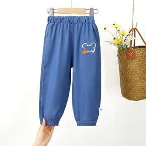 Quần demnin jean giấy mềm mát ống bo dài chống muổi cho bé trai và gái. chất liệu jean cotton giấy, demin, mểm mại, thoáng mát, chống muổi cho bé trai và gái, mặc đi học di chơi đi ldu lịch, cắm trại, bảo vệ đôi chân bé </Br>
Bảng size tham khảo, form chuẩn, nếu bé mạp bụng hoac mập đùi trừ hao 1 size thôi a </Br>
110: 13-18kg </Br>
120: 18-24kg </Br>
130 24-28kg </BR>
140: 28-33kg </Br>
150: 33-38kg </Br>
160: 39-45kg </Br>
gia 100-125k tùy size
