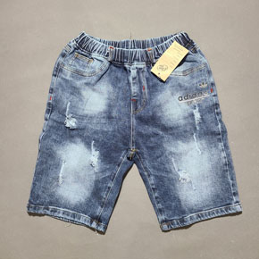 quần lửng jean cotton co dãn in chữ size đại bé trai 46-60kg. size 6XL-7xL tương ưng bé trai 45-65kg, vải jean cotton co dãn, lưng thun mềm mại, xước nhẹ nhàng, from quần lửng , quần màu đậm  vừa cho bé trai kết hợp áo thun sơ mi đi học đi chơi </Br>
6XL: 46-53kg </Br>
7XL: 54-60kg