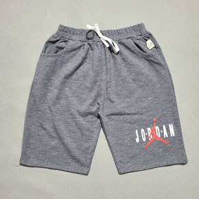 Quần lửng thun cotton kiểu dáng thể thao cho bé trai lớn. size 12-18 tương ứng 26-50kg </br>
Chất thun cotton xuất mềm mại, mình vải vừa phải, không quá dày như da cá, cũng kg quá mỏng, vừa đứng form, bé mặc nhà hay di hoc đi chơi deu dep </Br>
bảng size tham khảo </Br>
12: 26-30kg </Br>
14: 30-34kg </Br>
16: 35-40kg </Br>
18: 41-50kg