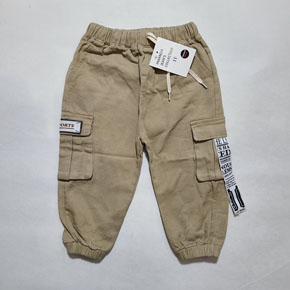 Quần kaki túi hộp mềm mại co dãn phong cách hiphop cho bé trai nhỏ. size 11-15 bé 11-18kg </br>
Chất liệu kaki mềm mại, co dãn ,  phong cách hiphop cho bé trai nhỏ diện thôi nôi, sinh nhật, noel giáng sinh tết... </Br>
quan ống bo dễ mặc, kết hợp cùng áo phông, áo thun, sơ mi, đều lịch sự </br>
bảng size tham khảo </Br>
11: 11-13kg </br>
12: 12-14kg </bR>
13: 13-15kg </br>
14: 15-16kg </Br>
15: 16-17kg