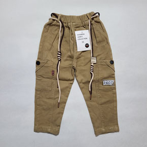 Quần kaki túi hộp mềm mại co dãn phong cách hiphop có dây cho bé trai nhỏ. size 11-15 bé 11-18kg </br>
Chất liệu kaki mềm mại, co dãn ,  phong cách hiphop cho bé trai nhỏ diện thôi nôi, sinh nhật, noel giáng sinh tết... </Br>
quan ống suôn, kèm dây phong cách hiphop thời trang, kết hợp cùng áo phông, áo thun, sơ mi, đều lịch sự </br>
bảng size tham khảo </Br>
11: 11-13kg </br>
12: 12-14kg </bR>
13: 13-15kg </br>
14: 15-16kg </Br>
15: 16-17kg