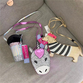 Bộ 3 TÚI LIKY& DAN XUẤT ANH lấp lánh kim sa Pony chó cưng . Quà cho bé iu </Br>
:kiss: SO KUTE CHO CÁC BABY THIÊN THẦN   </Br>
SET 3 TÚI LIKY& DAN XUẤT ANH   </Br>
Lâu lâu có được lô nguyên đai nguyên kiện cho các bé quá là cưng luôn nhé các mom  </Br>
:white_check_mark:Set gồm: kỳ lân size (16*13*5cm), cún con(29cm), cốc nước (18cm)  </Br>
Bề mặt được trang trí bằng bột sequin kết hợp da pu mềm mại, làm quà cho các bé đi tiệc hoặc đi du lịch rất vui mắt và dễ thương  

