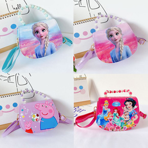 Túi xách simili bóng quai hạt bẹt elsa, công chúa, pepppa cho bé diện đầm đi chơi. chất liệu simili bóng cao cấp, dạng túi hộp , có dây đeo chéo và quai xách kết hạt bẹt sang chảnh cho bé gái diện đầm di chơi, kích cỡ 17*14*4cm