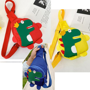 Túi đeo chéo khủng long dễ thương bé đi chơi lì xì tết. kích cỗ 19*13*6cm, chất liệu simili mờ  mềm, túi deo chéo trước ngực hoac sau lưng cho bé đi choi hoac dựng lì xì tết, thích hợp cho cả bé trai và gái
có  3 màu xanh vàng đỏ