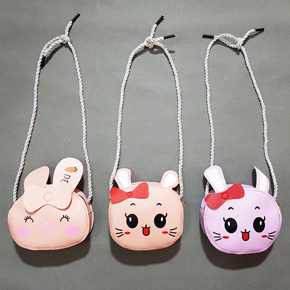 Túi đeo chéo mèo nơ va thỏ ăn cà rốt xinh xắn cho bé gái nhỏ diện đầm. kích cỗ 12*11*cm, cho bé từ 1-6 tuổi </Br>
* Chất liệu simili mềm, tạo dáng dễ thương hình cô thỏ hồng và cá rốt, mèo và nơ xinh xắn</Br>
* màu hồng , tím nude nhẹ nhàng, dễ phối đồ, cho bé gái nhỏ kết hợp cùng đầm đi chơi, sinh nhật, lễ hội, lì xì tết..,