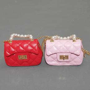 Túi đeo chéo da mềm xịn xò có khóa siêu dễ thương cho bé gái. kích cỡ túi size 13 ( 13*10*5cm) </Br>
Chất liệu da mềm xịn xò, quai xách hạt, dây xích đeo dài </Br>
hàng quảng châu đẹp, siêu dễ thương cho bé gái diện đầm đi chơi