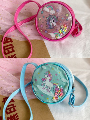 Túi đeo chéo hình tròn hoạt hình ngựa pony unicorn dễ thương cho bé gái. kích thước 13*13*7cm, hình tròn nhỏ xinh cho bé gái 2-7 tuổi, chất liệu simili mềm, dây đeo chéo simili, mặt trước nhựa trong in hình chú ngựa pony unicorn mà các bé yêu thích, </Br>
* Một phụ kiện túi xách dễ thương cho bé diện cùng đầm đi chơi </Br>
* Một món quà nhỏ xinh cho bé dịp sinh nhật,  quốc tế thiếu nhi, giáng sinh, lễ tết.. 