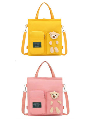 Túi đeo chéo kiêm balo gấu xinh cho bé trai và gái học thêm học anh Văn. kích cỡ 33*29*9cm , vừa tập A4 thoải mái</Br>
chất liêu  vải carvas mềm, kèm phụ kiện và gấu cho bé gái và trai </Br>
Túi có quai xách và dây đeo, thích hợp cho bé tiểu học và phổ thông đi học anh văn, học thêm.. </Br