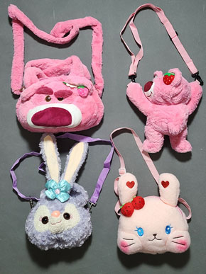 Túi xách bông mềm mại gấu dâu, thỏ cute thỏ tím cho mẹ và bé gái tuổi teen đi chơi. Chất liệu nhung bông mềm mại, kiểu dáng họa tiết dễ thương cho mẹ và bé gái tuổi teen , một phụ kiện đáng yêu không thể thiếu trong tủ đồ </Br>
* túi gấu dâu lớn size 26, có quai xách và dây đeo lót bộng, giá 120k </Br>
* Túi gấu dâu nằm, thỏ tím và thỏ hồng, size 18,20,22 gia 110k