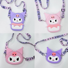 Túi đeo chéo họa tiết kuromi  tím hồng dể thương cho bé kết hợp đầm đi chơi. chất liệu nhựa cao su dẻo, mềm mại, dây simili đeo chéo in họa tiết kuromi </br>
Túi có 2 form, thích hợp cho bé 1-8 tuổi:  </br>
form dài kích thước 15.5*12,5cm </br> 
form ngắn kích thích 12*12cm </br>
2 màu hồng tím ngọt ngào cho bé kết hợp cùng đầm di chơi </br>
Món quà đáng yêu cho bé dịp sinh nhật, thôi nôi, phần thưởng, lễ hội
