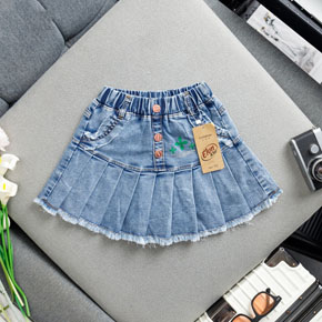 . size S-XL cho bé gái 22-33kg </br>
chất liệu jean cotton có chất thun co dãn tốt, lưng mềm, form váy xòe, có chip trong, phối 3 nút dễ thương </br>
váy dễ kết hợp áo thun, sơ mi cho bé đi học,  đi chơi dự tiệc </br>
bảng size tham khảo </br>
XS: 22-25kg </br>
S: 25-28kg </bR>
M: 28-30kg </br>
L: 30-32kg </br>
XL: 32-35kg </br>
4XL: 41-43kg </br>
5XL 43-48kg
