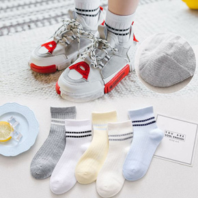 Combo 5 đôi vớ sọc cho bé trai cổ cao cho bé trai đi giày. size 6-8 và 9-12 , chất liệu cotton dệt mỏng vừa , mát, thấm mồ hôi, 2 sọc cổ cao cho bé trai đi giày </BR>
size 6-8: bé 3-6 tuổi, tương ứng size giày 25-30 </Br>
size 9-12, bé 6-10 tuoi, tuong ứng size giày 30-35 </Br>
Giá combo 5 đôi 5 màu như hình 80k/ 5 đôi </Br>
Mua lẻ 1 đôi 20k
