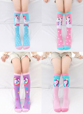 Vớ ( tất) cao cổ cotton hoạt hình ngựa ponu unicorn bé gái. dài vớ 42cm, freesize thích hợp bé 3-9 tuổi </br>
 chất liệu len cotton mềm mại, dày vừa, co dãn tốt, cho bé gái đi múa di chơi, </BR>
Vớ họa tiết pony unicorn mà các bé yêu thích, dễ kết hợp cùng dầm và quần cho con gái vừa cá tính mà ấm áp, bảo vệ dôi chân bé </br>
4 màu như hình
màu 1: xanh chấm bi </Br>
màu 2: hồng trái tim ngưa trắng </Br>
màu 3: tím </Br>
màu 4: hồng phấn </Br>
