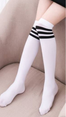 Vớ da ( tất) cao cổ sọc thể thao cho bé gái. * Chất liệu vớ da, co dãn tốt, dể mặc </BR>
* thích hợp cho bé gái 4-10tuổi </Br>
* Kiểu dáng thể thao, màu trắng cho bé gữ ấm, mặc đầm, đi múa, biểu diễn văn nghệ </Br>
Bảng size tham khảo </Br>
size M, chiều dài 40cm, bé 3-7 tuổi </Br>
size L, chiều dài 50cm, bé 7-10 tuổi